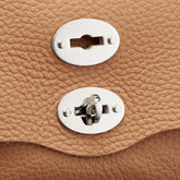 BORSA POSTINA® MEDIUM IN PELLE MARTELLATA BROWN AMARETTO - Brown Amaretto | Zanellato